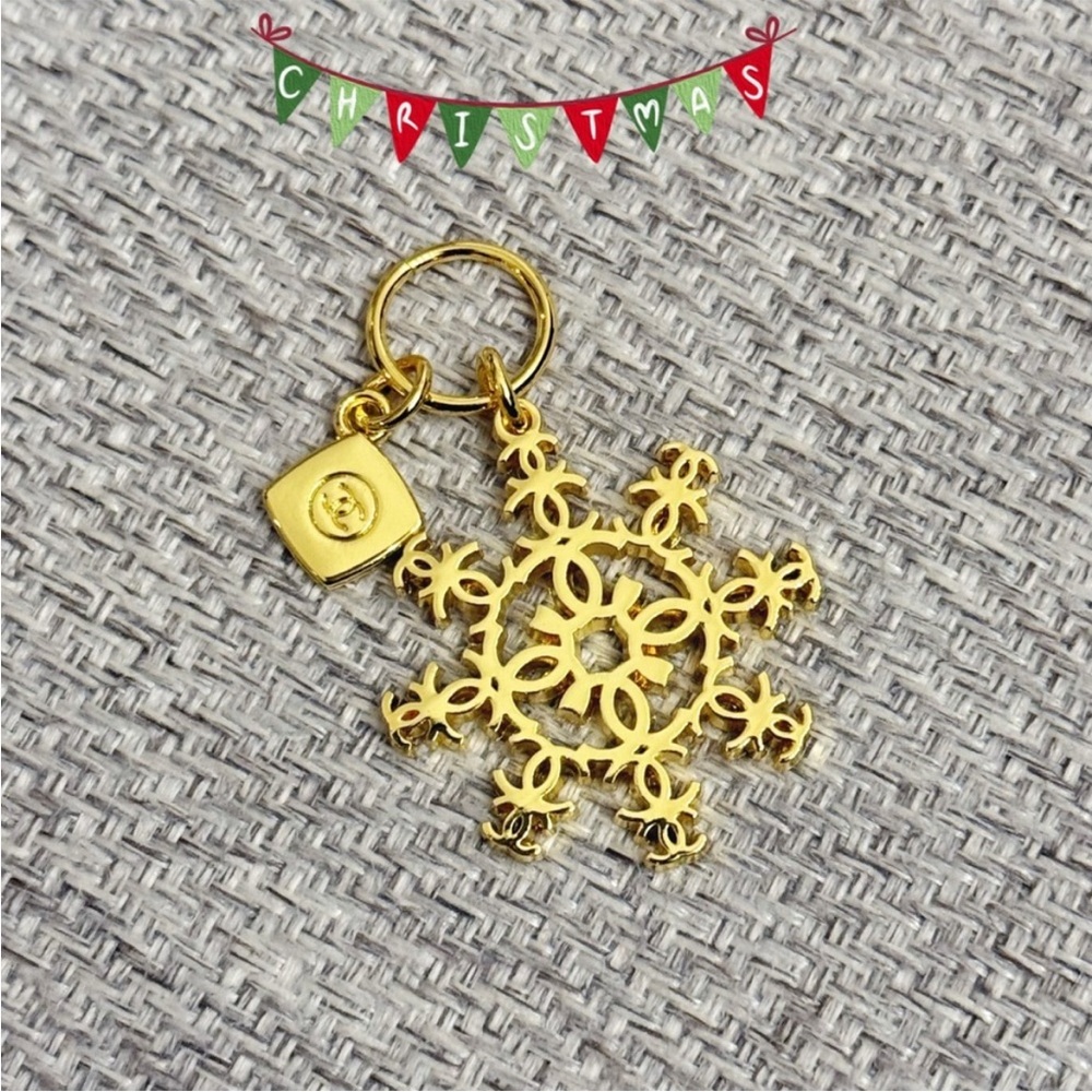 Chanel Beauty Snowflake Charm - Picture 4 of 10